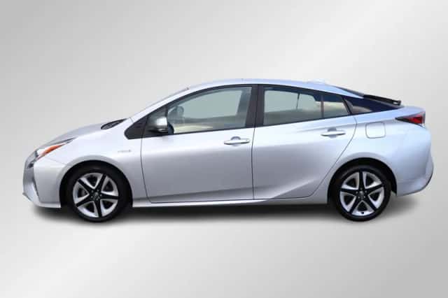 Toyota Prius (2016) thumbnail 2