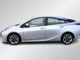 Toyota Prius (2016) thumbnail 2
