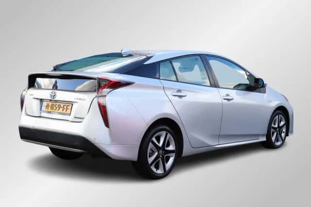 Toyota Prius (2016) thumbnail 3