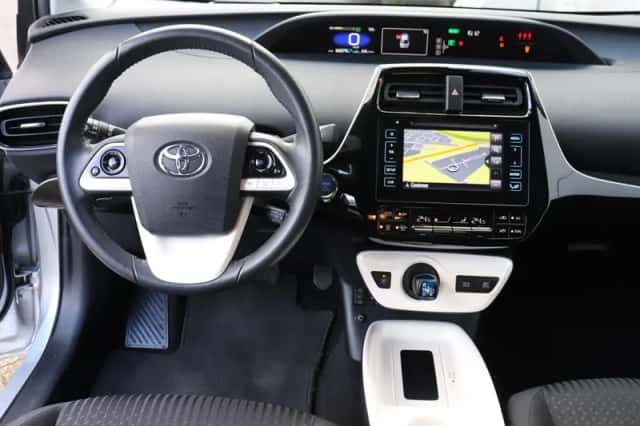 Toyota Prius (2016) thumbnail 4