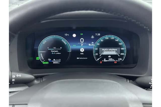 Toyota C-HR (2025) thumbnail 3