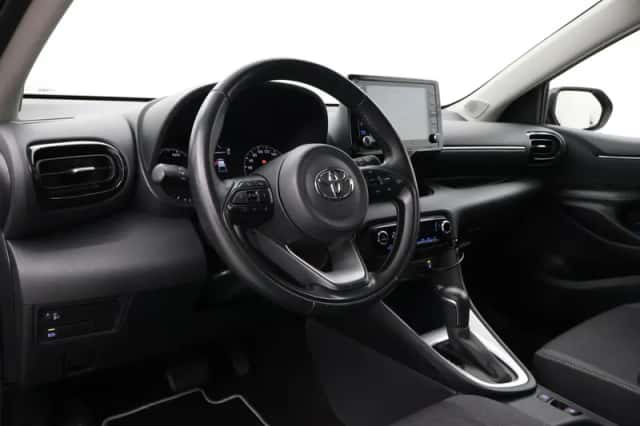 Toyota Yaris (2023) thumbnail 2