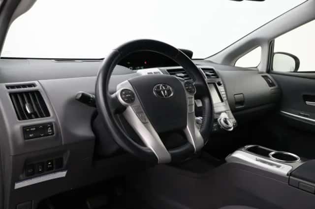 Toyota Prius (2013) thumbnail 2