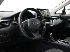 Toyota C-HR (2021) thumbnail 2
