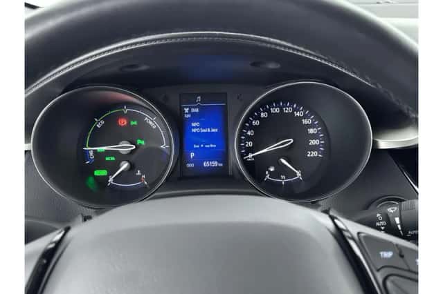 Toyota C-HR (2019) thumbnail 3