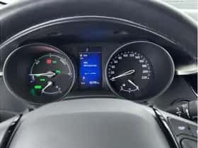 Toyota C-HR (2019) thumbnail 3