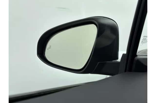 Toyota C-HR (2019) thumbnail 5
