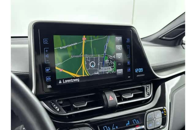 Toyota C-HR (2019) thumbnail 6