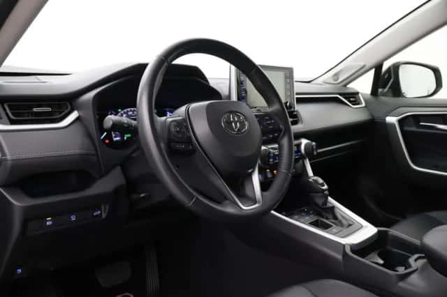 Toyota RAV4 (2021) thumbnail 2