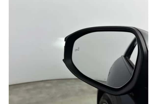 Toyota C-HR (2025) thumbnail 4