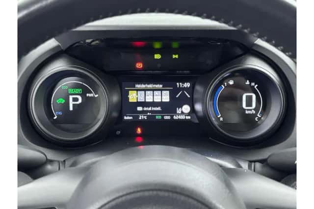 Toyota Yaris (2020) thumbnail 3