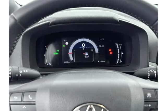 Toyota C-HR (2024) thumbnail 3
