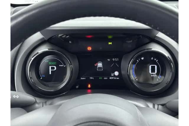 Toyota Yaris (2022) thumbnail 3