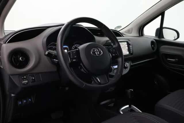 Toyota Yaris (2017) thumbnail 2