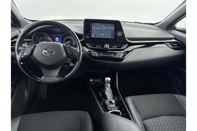 Toyota C-HR (2022) thumbnail 2