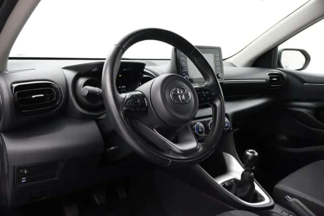 Toyota Yaris (2022) thumbnail 2