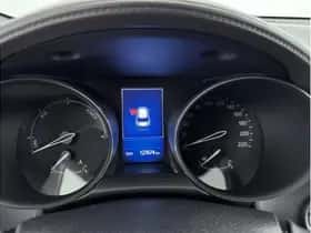 Toyota C-HR (2017) thumbnail 3