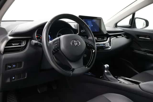 Toyota C-HR (2023) thumbnail 2