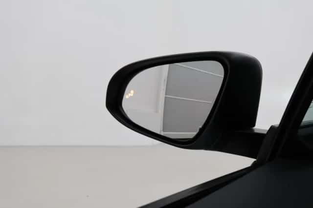 Toyota C-HR (2023) thumbnail 5