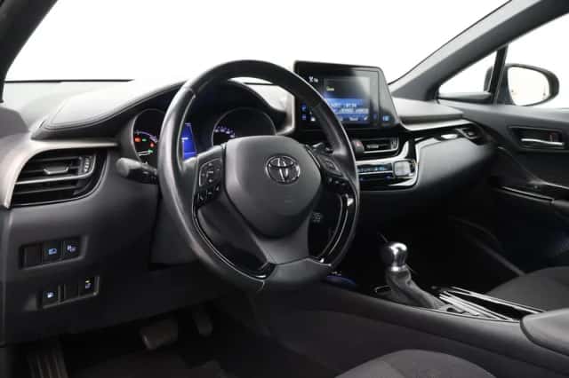 Toyota C-HR (2019) thumbnail 2