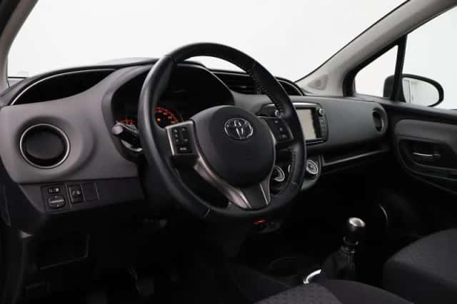 Toyota Yaris (2015) thumbnail 2