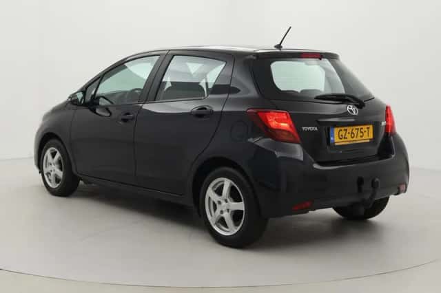 Toyota Yaris (2015) thumbnail 4