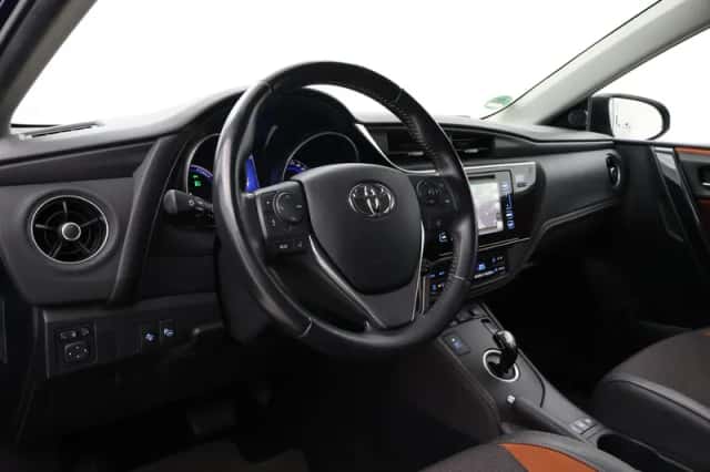 Toyota Auris (2017) thumbnail 2