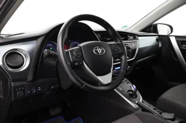 Toyota Auris (2015) thumbnail 2