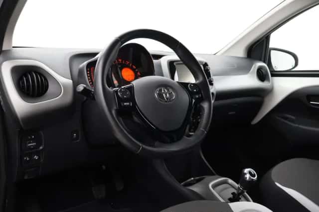 Toyota Aygo (2017) thumbnail 2
