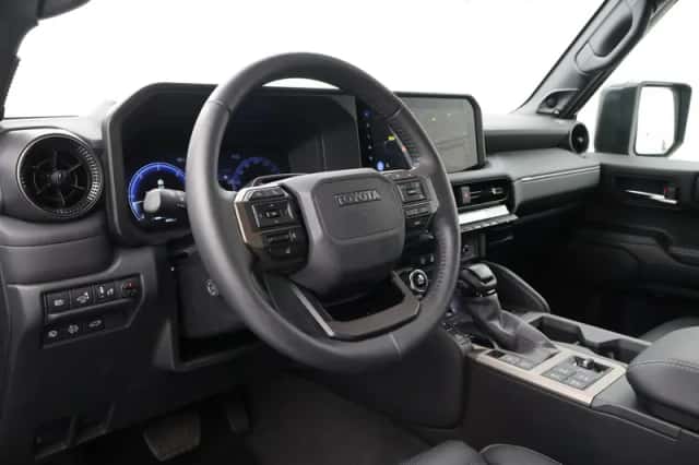 Toyota Land Cruiser (2024) thumbnail 2