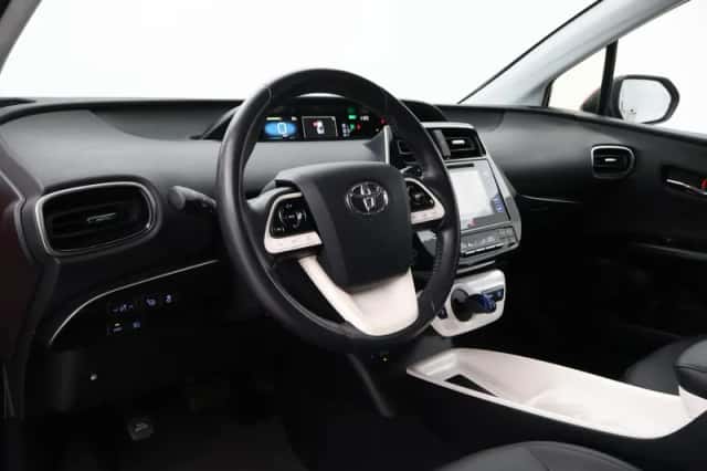 Toyota Prius (2016) thumbnail 2