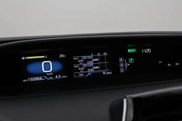 Toyota Prius (2016) thumbnail 3