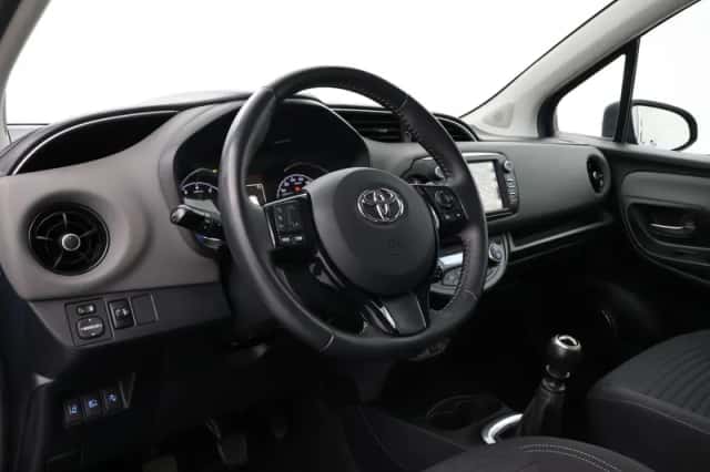 Toyota Yaris (2017) thumbnail 2