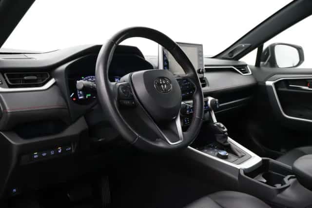 Toyota RAV4 (2022) thumbnail 2