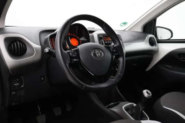 Toyota Aygo (2016) thumbnail 2
