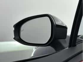 Toyota C-HR (2025) thumbnail 5