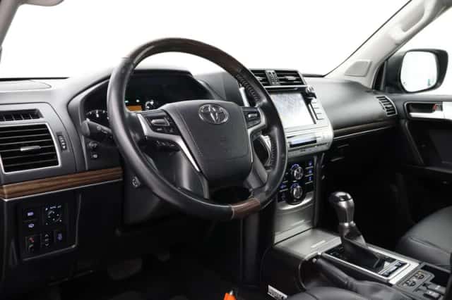 Toyota Land Cruiser (2019) thumbnail 2