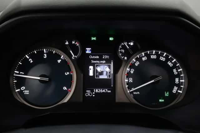 Toyota Land Cruiser (2019) thumbnail 3