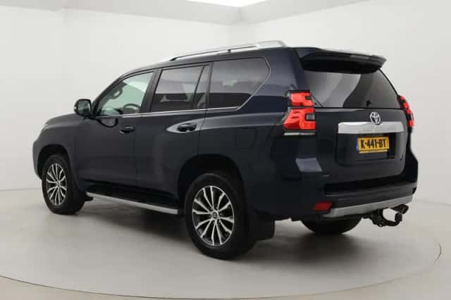 Toyota Land Cruiser (2019) thumbnail 4