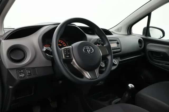 Toyota Yaris (2015) thumbnail 2
