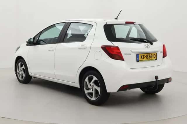 Toyota Yaris (2015) thumbnail 4