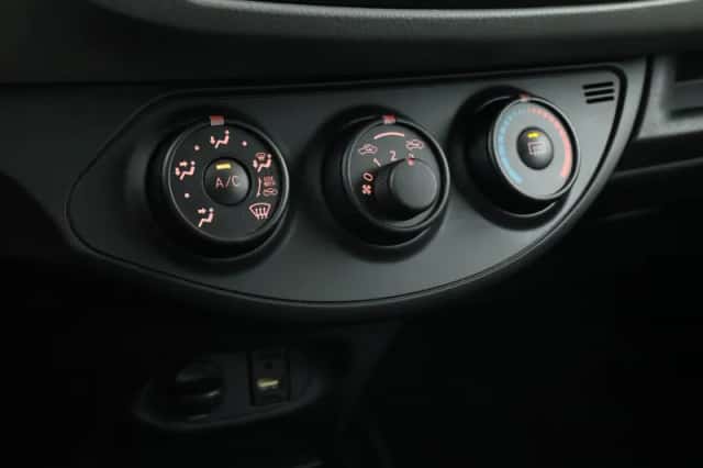 Toyota Yaris (2015) thumbnail 6