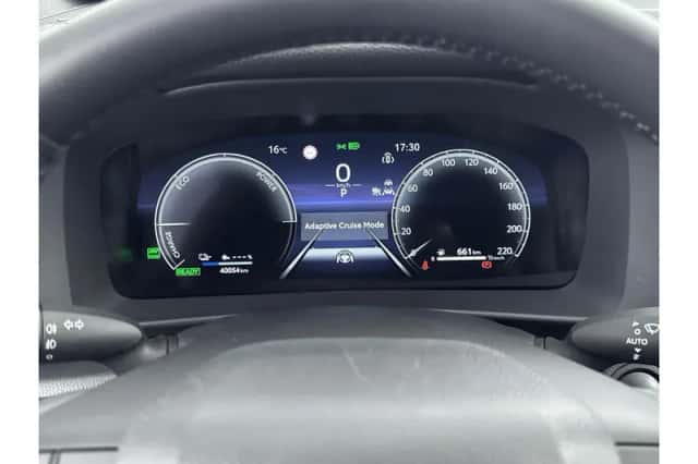 Toyota C-HR (2025) thumbnail 3