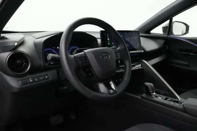 Toyota C-HR (2024) thumbnail 2