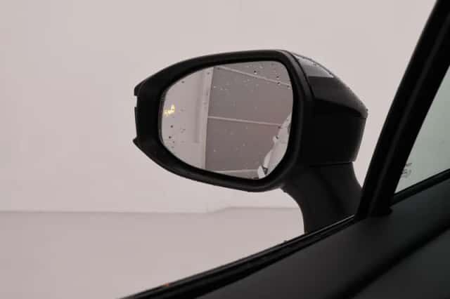 Toyota C-HR (2024) thumbnail 5