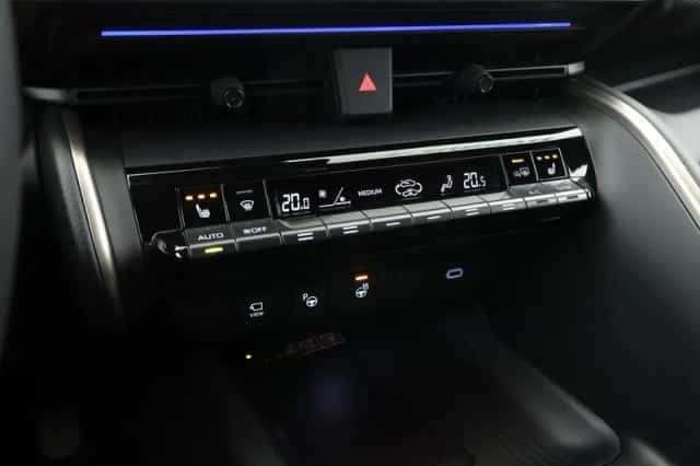 Toyota C-HR (2024) thumbnail 6