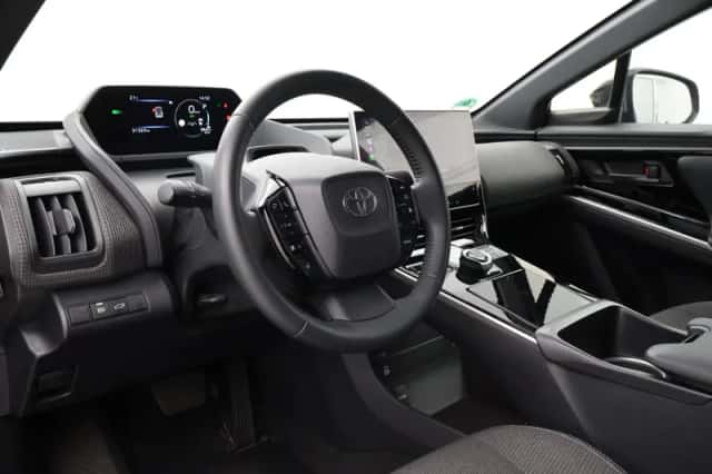Toyota bZ4X (2024) thumbnail 2