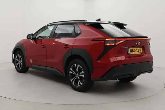 Toyota bZ4X (2024) thumbnail 4