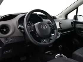 Toyota Yaris (2019) thumbnail 2
