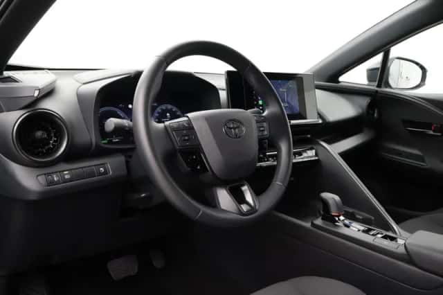Toyota C-HR (2025) thumbnail 2